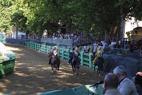 Corsa di cavalli - Palio di Ferrara quattro Borghi e quattro Rioni in gara