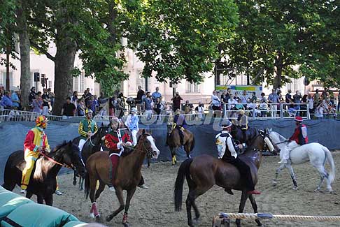 Corsa di cavalli - Palio di Ferrara preparativi partenza corsa di cavalli