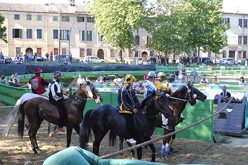 Corsa di cavalli - Palio di Ferrara 2017 schieramento per la corsa di cavalli