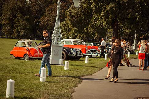 Concorso di eleganza - Panoramica di auto storiche tra cui BMW Isetta