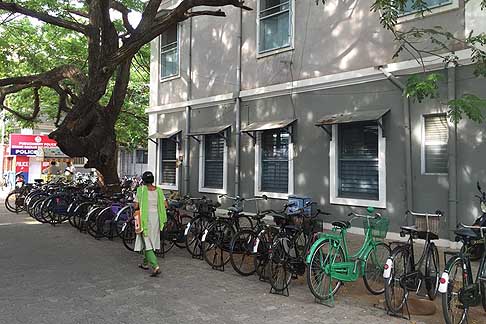 Traffico e atmosfere indiane - Ampio parcheggio di biciclette a Pondicherry in India