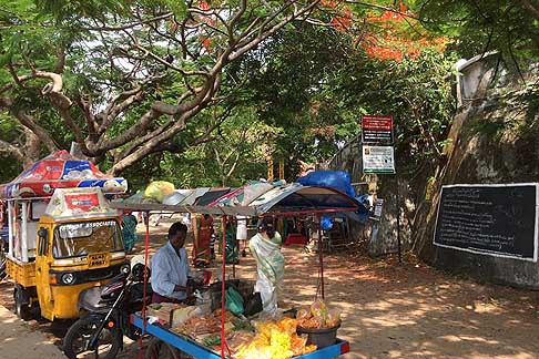 Traffico e atmosfere indiane - Particolare tre ruote Friands Associates a Cochin in India