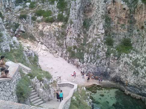 Santa Maria di Leuca - Doppio percorso con le scale per raggiungere il mare al Ponte Ciolo a pochi km da Santa Maria di Leuca (Le). Raggiungibile dal litorale con una comoda scalinata ho dall'entroterra con un itinerario da trekking