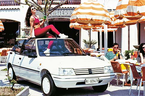 Peugeot - Versatile e compatta, la transalpina Peugeot 205 festeggia trentanni di onorata carriera ripercorrendo le tappe della sua gloriosa permanenza sul mercato.