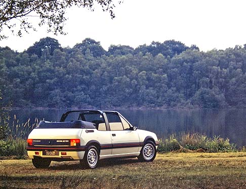 Peugeot - Particolarmente ispirato fu il creatore della Peugeot 205, Gerard Welter, a quel tempo il Direttore del Centro Stile di Peugeot, che con pochi tratti svilupp la vettura.