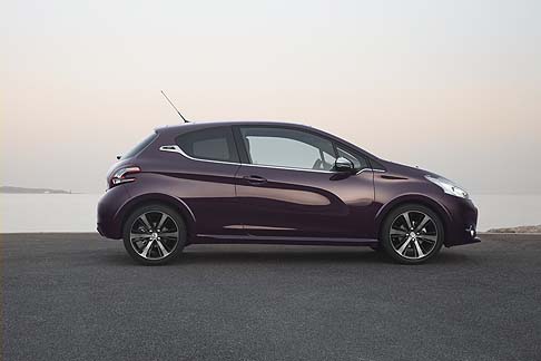 Peugeot - Disponibile nella versione tre porte, la Peugeot 208 XY si distingue alla versione Allure dalla quale deriva per diversi dettagli, riconoscibili, ad esempio, nelle carreggiate allargate.