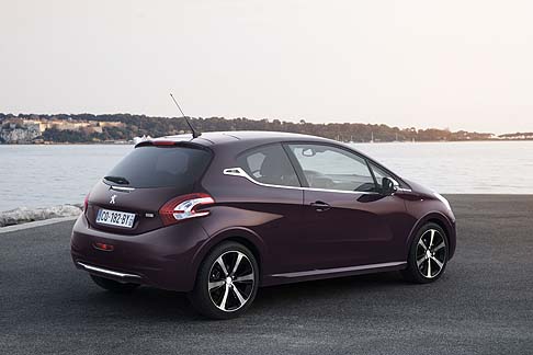 Peugeot - Il Purple  il colore distintivo di questa compatta transalpina, che ritroviamo anche sui cerchi e sulla nuova calandra. 