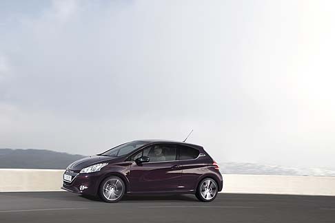 Peugeot - In linea con lo stile della carrozzeria, anche lambiente interno risulta elegante.