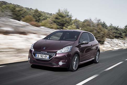 Peugeot - Altro elemento caratterizzante  la finitura Chrome Blem che riveste le maniglie delle porte, le cornici degli aeratori e il touchscreen da 7 pollici, con le funzioni radio, kit mani libere Bluetooth, park assist, computer di bordo.