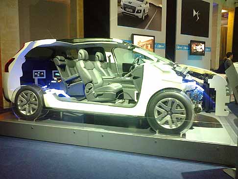 Peugeot - Struttura auto idrida Peugeot 3008 hybrid4 allevento H2Roma