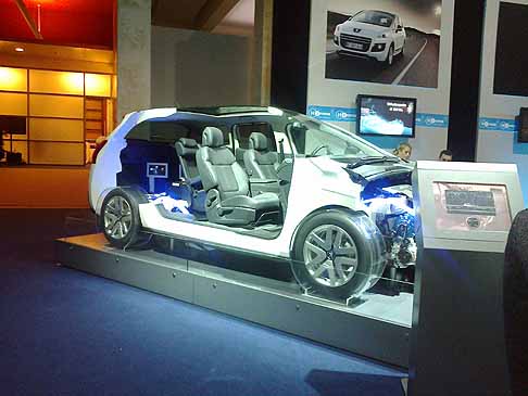Peugeot - Peugeot 3008 hybrid4 struttura e interni vettura