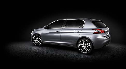 Peugeot - Labitacolo regala una sensazione alla guida, pi intuitiva e che coinvolge i sensi.