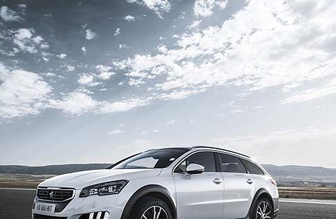 Peugeot - I proiettori anteriori Full Led si compongono di 3 moduli da 4 LED ciascuno. Per i livelli di allestimento Active, Business e Allure, la nuova PEUGEOT 508 inaugura dei proiettori alogeni dotati di eccellenti prestazioni fotometriche.