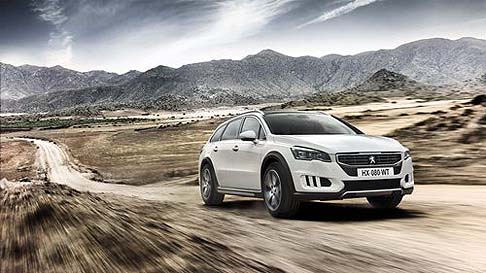 Peugeot - Tra gli equipaggiamenti dedicati al comfort e alla sicurezza troviamo il Keyless System, il freno di stazionamento elettrico, il retrovisore elettrocromatico, lo Smartbeam.