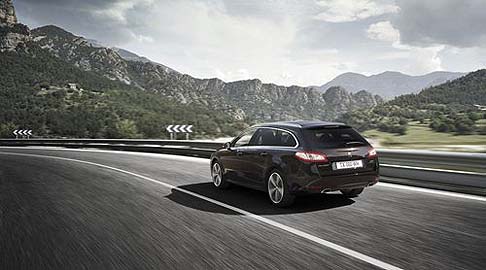 Peugeot - La tecnologia HYbrid4  stata riproposta sulla nuova PEUGEOT 508 nella variante RXH. Il motore termico Diesel 2.0 HDi da 163 CV e il motore elettrico da 37 CV associato alle ruote posteriori funzionano in modo alternato o insieme.