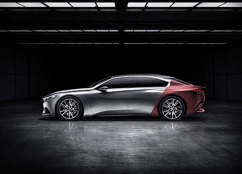 Peugeot - Il design si caratterizza per le linee tese e dinamiche, una linea di cintura alta, un parabrezza inclinato, il tetto basso (appena 1.31m ), un profilo snello e ruote da 20 pollici.