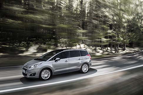 Peugeot - Tra le premiere che vedremo sfilare in terra tedesca un posto da protagonista spetta alla nuova Peugeot 308, rinnovata insieme ai modelli 3008 e 5008.