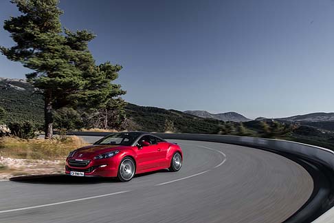 Peugeot - Oltre a prestazioni al top, la vettura presenta interessanti scelte stilistiche, che ne sottolineano il DNA spiccatamente sportivo. 