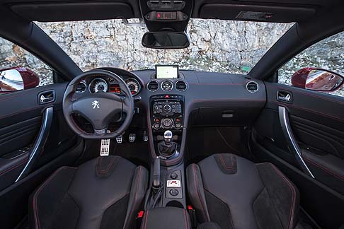 Peugeot - Il temperamento sportivo emerge dai dati riguardanti la velocit massima, che raggiunge 250 km/h (limitati elettronicamente).