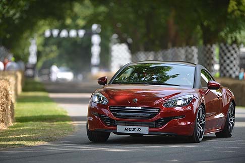 Peugeot - Ancora pi potente rispetto al modello di serie, la Peugeot RCZ R si svela in occasione del Festival of Speed di Goodwood, dove il nuovo 1,6 litri da 270 CV, sfoggia tutto il suo carattere, ma con un occhio allefficienza. 