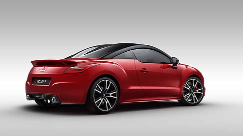 Peugeot - Il grande alettone posteriore fisso migliora l'assetto aerodinamico e ne allunga la silhouette.