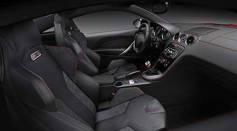 Peugeot - La posizione di guida  ergonomica. Il volante di dimensioni ridotte, la leva del cambio corta, il pomello specifico in alluminio e i nuovi sedili sportivi sviluppati da Peugeot Sport contribuiscono ad esaltare le sensazioni di guida.