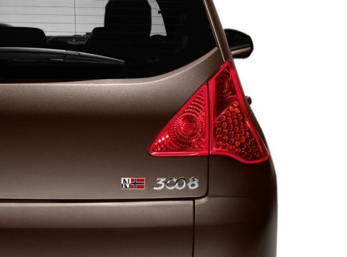 Peugeot - La nuova Peugeot 3008 Napapijri  riconoscibile per la presenza di badge identificativi collocati sulle porte anteriori, e alla base del portellone posteriore, e per il decoro a contrasto lucido-opaco sul montante anteriore.