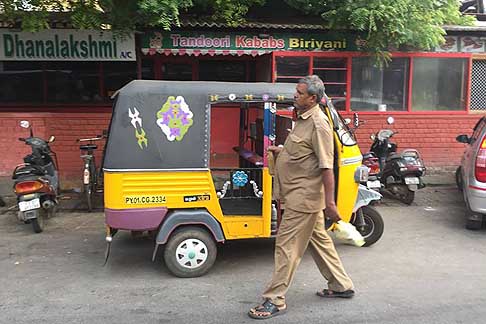 Traffico e atmosfere indiane - Piaggio Ape Extra caratteristico tre ruote indiano utilizzato come taxi