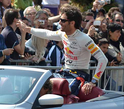 Red Bull - Pilota della F1 Mark Webber che saluta il pubblico di Torino