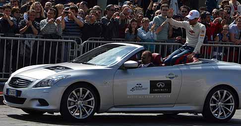 Red Bull - Il pilota di F1 Mark Webber della Red Bull saluta il pubblico di Torino