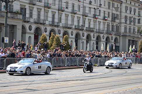 Red Bull - I piloti di Formula 1 Mark Webber e Jaime Alguersuari e la moto di Chris Pfeiffer salutano il pubblico di Torino