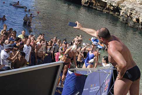 Red Bull Cliff Diving World Series 2017 - Podio femminile Rhiannan Iffland vince, 2^ Jaki Valente e 3^ posto per Anna Bader a Polignanoa Mare Italy al Red Bull Cliff Diving 2017