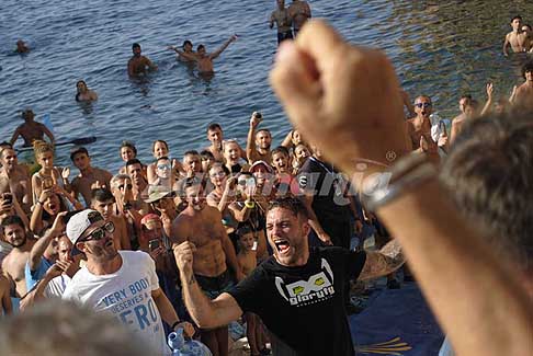 Tuffi alta quota Polignano a Mare - Podio maschile vince Alex De Rose che urla di Gioia a Polignano a Mare al Red Bull Cliff Diving 2017