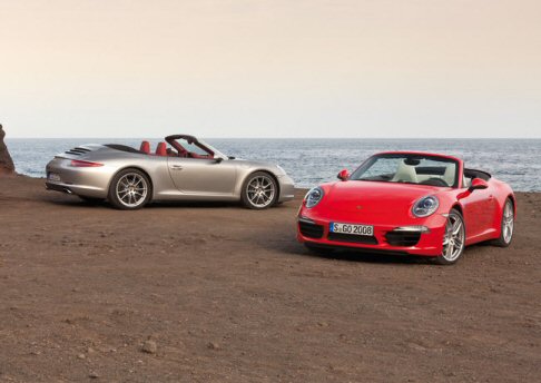 Porsche - Ritroviamo, quale elemento di continuit� con la generazione precedente, la presenza della linea spiovente del tetto, che risulta per� aggiornato. 