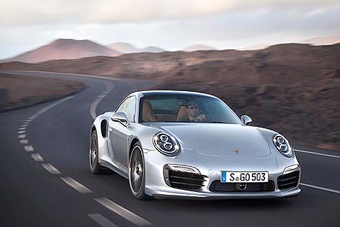 Porsche - Per quanto riguarda il listino, le informazioni sono limitate al mercato tedesco, dove i prezzi sono fissati a 162.055 euro per la Porsche Turbo e 195.256 euro per la Porsche Turbo S