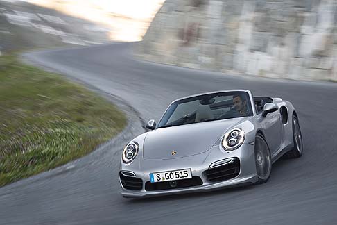 Porsche - Il tetto si apre e si chiude in circa 13 secondi e, come nel modello precedente, fino ad una velocit di 50 km/h. 