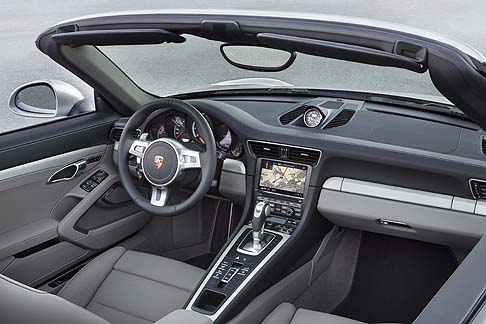 Porsche - La Porsche 911 Turbo Cabriolet viene offerta al prezzo di listino pari a 178.356 euro, che salgono fino a quota 212.478 euro per la variante Turbo S. 