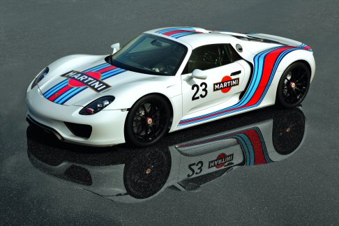 Porsche - Indossa una veste evocativa del passato il prototipo Porsche 918 Spyder, che sullasfalto del temibile Nordschleife del Nrburgring supera di dieci secondi i tempi della Carrera GT, toccando quota sette minuti e 22 secondi.