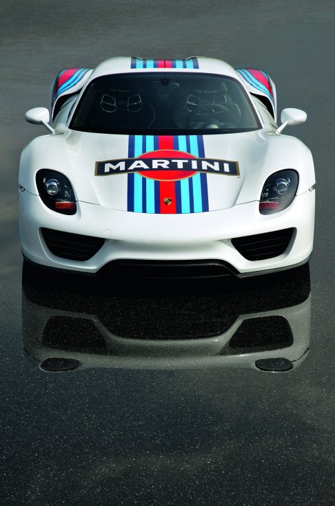Porsche - La livrea Martini Racing, abito con cui  apparsa laffascinante vettura del marchio, sar disponibile in catalogo grazie ad un accordo siglato tra la Porsche e la Bacardi & Company Limited.