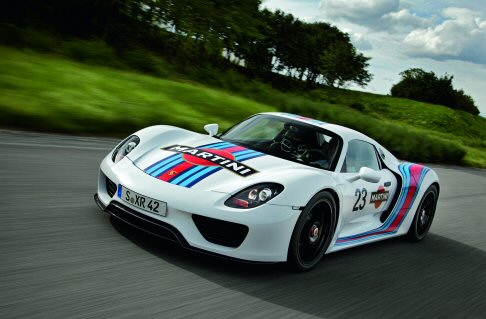 Porsche - Aerodinamica e bilanciamento dei pesi sono stati studiati con cura. Sorprendenti i consumi che si attestano intorno ai tre litri per 100 km, mentre le emissioni di CO2 sono pari a circa 70 g/km.