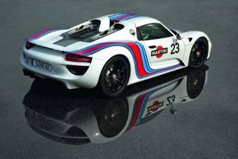 Porsche - Le immagini regalano la visione definitiva della carrozzeria, mentre tutti da svelare restano gli interni. 
