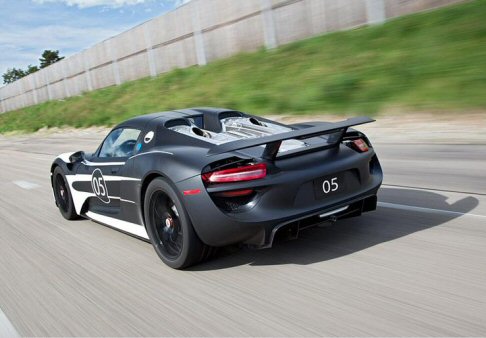 Porsche - La 918 Spyder pu lavorare anche in una modalit a emissioni zero con circa 25 km di autonomia e 150 km/h di velocit massima, garantita dalle batterie al litio da 6,8 kWh.