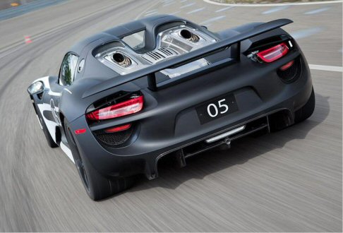 Porsche - La vettura si avvale anche di un servosterzo elettro-meccanico, dell'aerodinamica attiva, dell'asse posteriore sterzante e dellimpianto di scarico verticale Top Pipes.