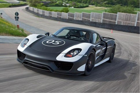 Porsche - Secondo i dati ufficiali, il bolide scatta da 0 a 100 km/h in soli 3 secondi, raggiungendo la velocit massima di 325 km/h.