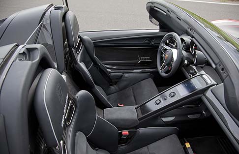 Porsche - L'assetto si affida a sospensioni Pasm a controllo elettronico e asse posteriore sterzante, mentre il sistema Porsche Active Aerodynamic (Paa) prevede tre regolazioni dell'ala posteriore e dei profili anteriori sottoscocca: Race, Sport ed E Mode.