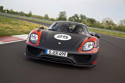 Porsche - Risultano evidenti gli stretti legami con il mondo del motor sport. Infatti, la vettura  stato sviluppata dagli ingegneri Porsche che realizzano auto da competizione, in collaborazione con gli specialisti della produzione in serie. 