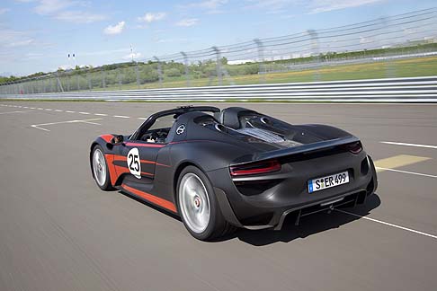 Porsche - Il motore V8 aspirato deriva da quello realizzato per il modello RS Sypder LMP2 e adotta il sistema top pipes con scarichi verticali collocati sopra il motore.