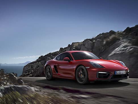 Porsche - Entrambe adottano un motore centrale potenziato e un telaio PASM, che consentono di stabilire nuovi parametri di riferimento nel loro segmento di appartenenza. 