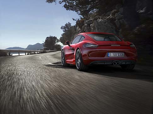 Porsche - Tra le dotazioni di maggior rilievo si segnala la presenza dei fari Bi-Xenon di serie con il Porsche Dynamic Light System (PDLS) e le sigle in colore nero lucido GTS.. 