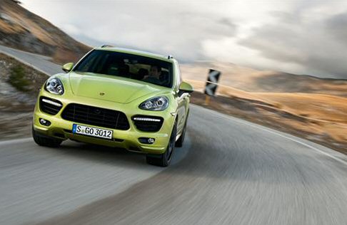 Porsche - ll telaio  stato appositamente sviluppato per esaltare il drive to fun e si caratterizza per un impostazione pi rigida e per il Porsche Active Suspension Management(PASM).